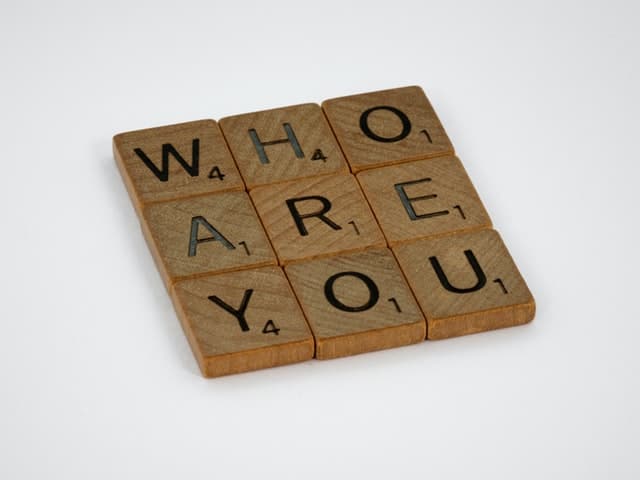 Read more about the article Who Are You? 14 Self-Knowledge Questions to Ask Yourself