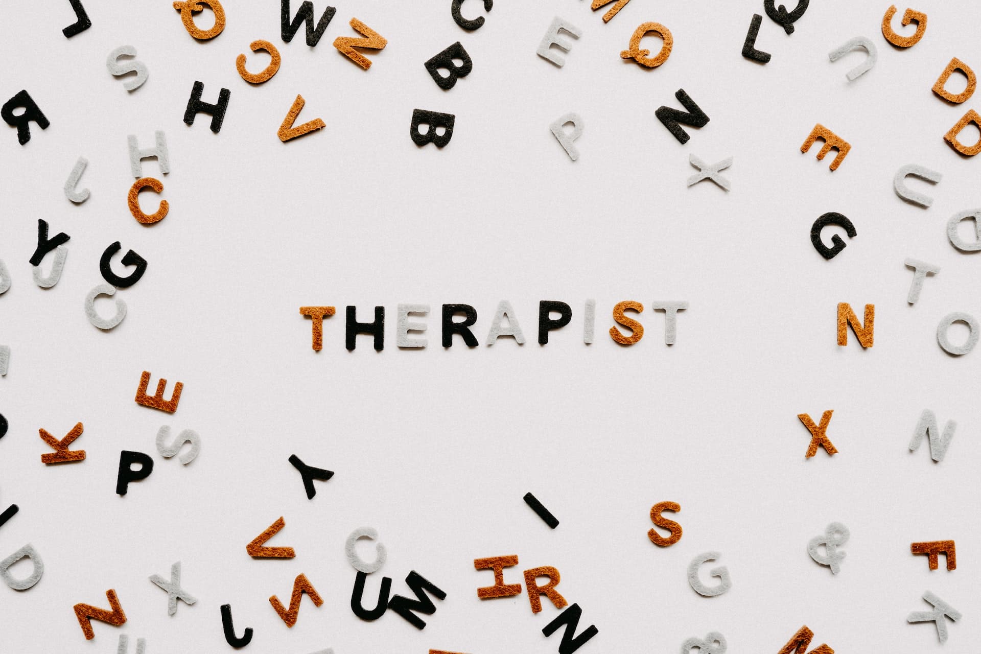You are currently viewing Finding the Right Therapist: 10 Essential Factors to Consider for Mental Health and Wellbeing