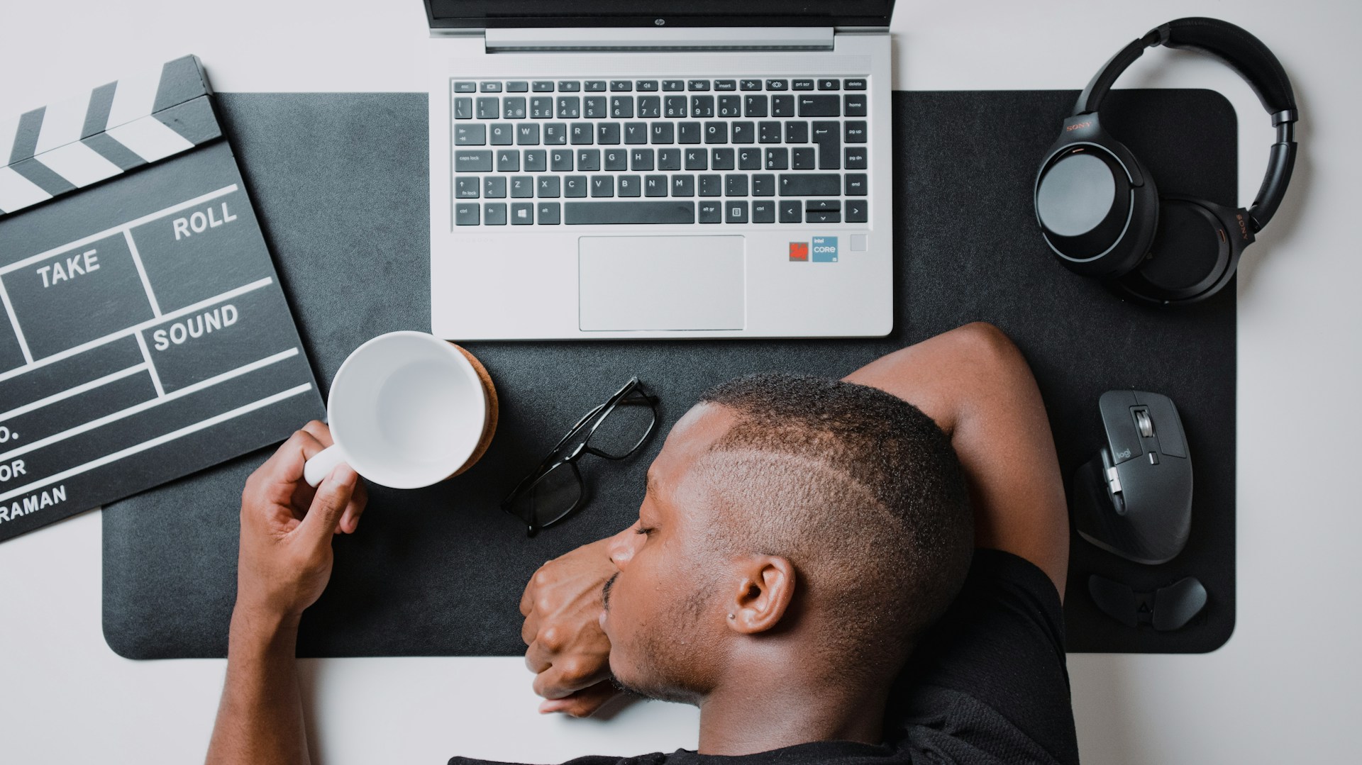 You are currently viewing Quiet Burnout Symptoms You Might Be Ignoring — How Exhaustion Hides in Plain Sight